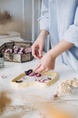 Yan koşuşturma, para kazandıran el işleri, para kazanmak için el sanatları. Epoksi Reçine Sanatı. Atölyede Resin ile Sanat Oluşturma. Sanat stüdyosunda epoksi reçine malzemesi yaratma sanatı.