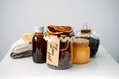 Vitaminli, ballı, baharatlı, yün çoraplı, tarçınlı 