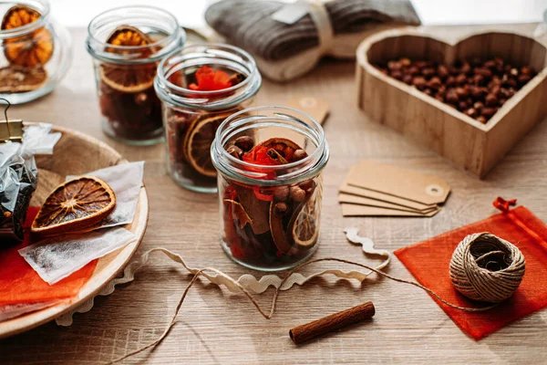 DIY Christmas gift ideas. Craft Cocktail Kits for Gifting in jars. Homemade Dry Holiday Potpourri with oranges, cinnamon sticks and spices.