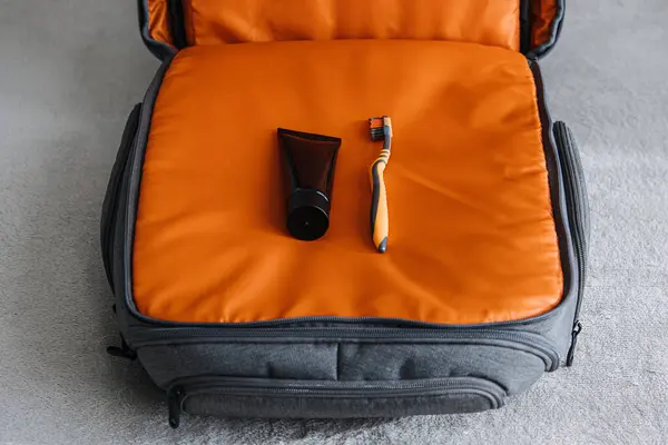 Minimalist travel, minimalism to trip, packing light, traveling with only the essentials. Minimalist Travel Capsule Wardrobe. Carry-on only packing list. Only toothbrush and toothpaste in the suitcase