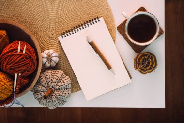 Autumn Journal, Journaling Techniques Tips Sonbahar Sabah Sayfaları için kış sezonunda. Boş maket defterini aç Sabah Günlüğü, kahve fincanı, masa üzerindeki kalem ve dekor