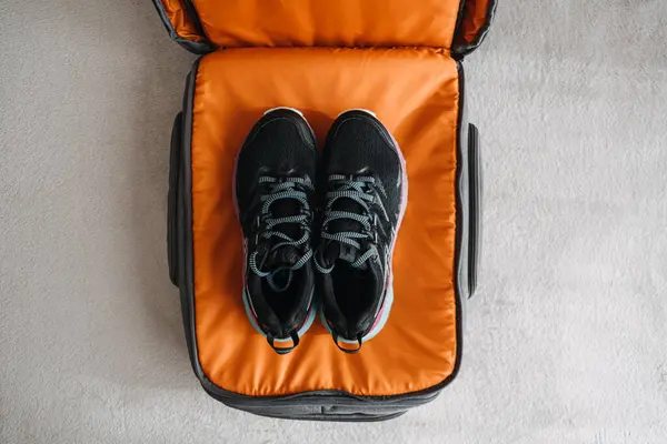 Minimalistisch Reisen Minimalistisch Reisen Licht Einpacken Nur Mit Dem Nötigsten — Stockfoto