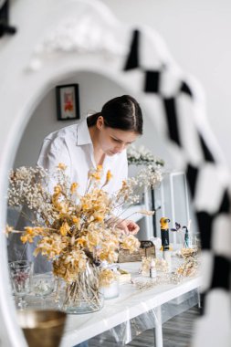 Epoksi reçine hobisini işe dönüştürmek. Ek iş hobisi, para kazandıran el işleri, para kazanmak için el sanatları. Epoksi Reçine Sanatçısı ve Beyaz Epoksi Reçine Sanat Stüdyosu personeli