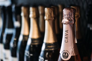 Cava İspanyol Köpüklü Şarap Şişe Dükkanı 'na yakın çekim. Cava şişesinin boyun ve mantarına odaklanmış bir görüntü. Varşova, Polonya - 02 Mayıs 2023.