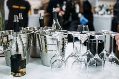 Buz kovalarında soğutulmuş şişeler ve baş aşağı duran bardaklarla zarif bir şarap tatma istasyonu şarap fuarında ziyaretçileri bekliyor..