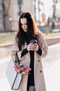 Kahve kültürü, kahve kültürüyle ilgili kadınların elinde kahve fincanı, sıradan toplantılar, ya da iş günü molaları. Kahveli ve laleli Kadın Şehir Parkının tadını çıkarıyor.