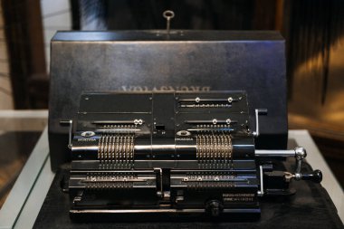 20. yüzyılın başlarına ait bir Brunsviga mekanik hesap makinesi. Tarihi bir bilgisayar aygıtı olarak sergilenen karmaşık dişli ve manivelayla..