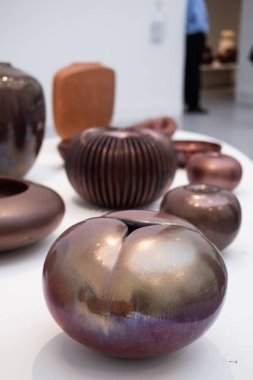 Henryk Lula 'nın sergisinde çeşitli seramik formlar sergileniyor, kabuktan sürahiye, cam kaplama, renk ve doku keşiflerinde uzmanlık gösteriliyor..