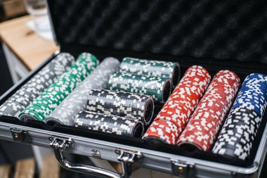 Oyun geceleri ve kumarhane temalı toplantılar için mükemmel açık bir davada organize edilmiş poker çiplerinin detaylı bir yakın plan görüntüsü..