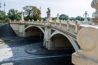 Polonya, Varşova 'daki Stanislaw Markiewicz Viaduct zarif bir şekilde Krakowskie Przedmiescie ve Powisle' i birbirine bağlıyor..