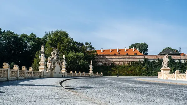 stock image The Stanislaw Markiewicz Viaduct in Warsaw, Poland, elegantly connects Krakowskie Przedmiescie and Powisle, showcasing its ornate architectural design.