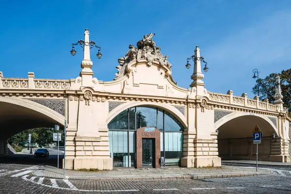 Stock image The Stanislaw Markiewicz Viaduct in Warsaw, Poland, elegantly connects Krakowskie Przedmiescie and Powisle, showcasing its ornate architectural design.