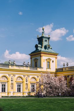 Wilanow, Varşova 'daki Kral Jan III Sarayı Müzesi çarpıcı Barok mimarisini süslü detaylarla ön plana çıkarıyor. Saray, çiçek açan ağaçlarla çevrili iyi korunan bir bahçeyle çevrili.