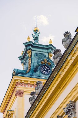 Wilanow, Varşova 'daki Kral Jan III Sarayı Müzesi çarpıcı Barok mimarisini süslü detaylarla ön plana çıkarıyor. Saray, çiçek açan ağaçlarla çevrili iyi korunan bir bahçeyle çevrili.