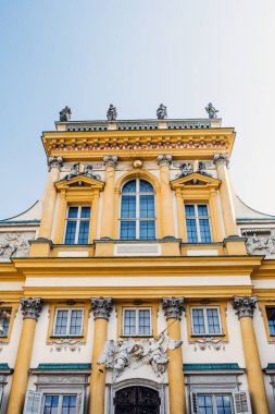 Wilanow, Varşova 'daki Kral Jan III Sarayı Müzesi çarpıcı Barok mimarisini süslü detaylarla ön plana çıkarıyor. Saray, çiçek açan ağaçlarla çevrili iyi korunan bir bahçeyle çevrili.