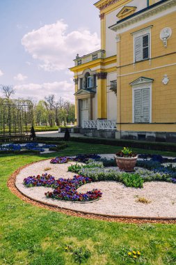 Wilanow, Varşova 'daki Kral Jan III Sarayı Müzesi çarpıcı Barok mimarisini süslü detaylarla ön plana çıkarıyor. Saray, çiçek açan ağaçlarla çevrili iyi korunan bir bahçeyle çevrili.