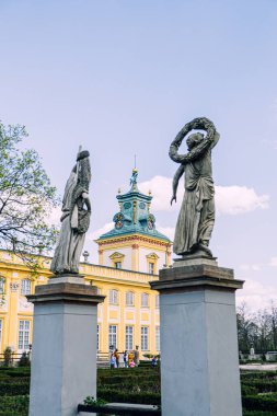 Wilanow, Varşova 'daki Kral Jan III Sarayı Müzesi çarpıcı Barok mimarisini süslü detaylarla ön plana çıkarıyor. Saray, çiçek açan ağaçlarla çevrili iyi korunan bir bahçeyle çevrili.