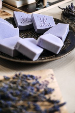 Ekran tepsisine oymalı lavanta desenli el yapımı lavanta sabunlar. Doğal cilt bakımına, organik güzellik ürünlerine ve sürdürülebilir yaşama odaklan..