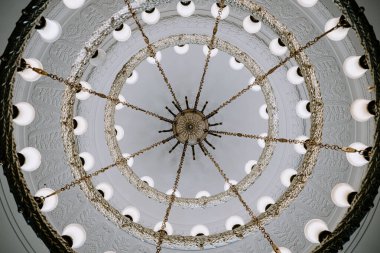 Kırık altın külçeleri, ekonomik çöküşü, finansal güvenliğin kırılganlığını ve piyasa dengesizliğini simgeleyen bir zenginlik düzensizliği deseni oluşturuyor..