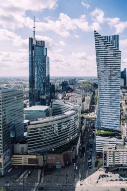 Varşova şehir merkezindeki modern gökdelenler ve manzaralar mavi gökyüzünün altında