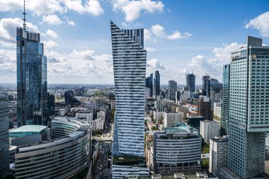 Varşova şehir merkezindeki modern gökdelenler ve manzaralar mavi gökyüzünün altında