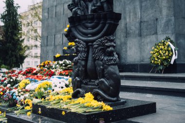 Varşova Getto Ayaklanması anısına çiçek ve nergislerle süslenmiş bir anıt..