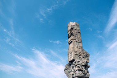 Gdansk 'taki Westerplatte Anıtı' nda parlak mavi gökyüzünün altında karmaşık taş oymalar var. Dayanıklılık ve tarihin sembolü. Gdansk, Polonya - 19 Mayıs 2024.