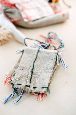 Renkli püsküllü el dikişli kumaş parçaları. Geleneksel zanaat teknikleri, çevre dostu materyaller ve etnik tekstil sanatları sergileniyor