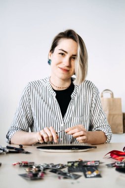 Markette Marka İnşa Etmek: Yaratıcı bir çalışma alanında mücevher zanaatçısı aksesuarları. Küçük işletme, markalaşma, zanaatkar pazarlama, Etsy dükkanı, el yapımı başarı.