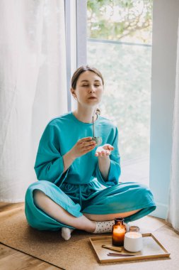 Yavaş Yaşam ve Duyusal Kişisel Bakım Sözcükleri: mum ışığı sükuneti, tütsü ritüelleri, kendini yetiştirme, rahatlatma kültürü, ortam refahı, iyi hissettiren ev alışkanlıkları. Yüksek kalite fotoğraf