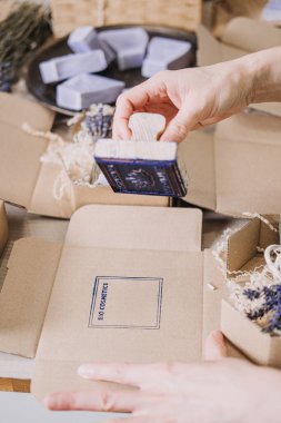Yanında lavanta ve doğranmış dolgu malzemesi olan el yapımı sabunlar için el yapımı ambalajları damgalayın. Sabun imalatçısı, el yapımı kimlik, kişiselleştirilmiş ambalaj, yaratıcı ticaret. Yüksek kalite fotoğraf