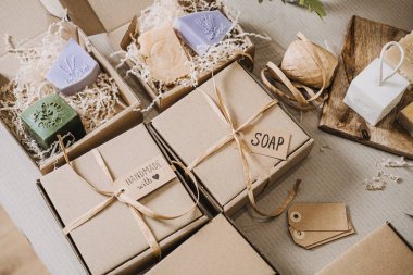 Kraft hediye kutuları, sabun etiketi ve el yapımı aşk, el işi çubuklar ve dilimlenmiş dolgu malzemeleriyle dolu. El yapımı hediyeler, kişisel ambalajlar, bilinçli tüketim, yavaş hediyeler. Yüksek kalite fotoğraf