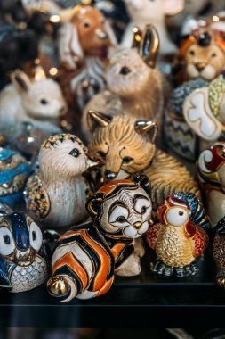 Renkli seramik hayvan figürleri vitrindeki camların arkasında sergilenir. Koleksiyon pazarı, nostalji tasarımı, hafıza temelli pazarlama, küratörlü koleksiyonlar. Yüksek kalite fotoğraf