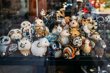 Renkli seramik hayvan figürleri vitrindeki camların arkasında sergilenir. Koleksiyon pazarı, nostalji tasarımı, hafıza temelli pazarlama, küratörlü koleksiyonlar. Yüksek kalite fotoğraf