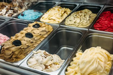 Meyan kökü, şam fıstığı, vanilya ve dondurucuda böğürtlen de dahil olmak üzere çeşitli çeşnili dondurma çeşitleri. Sanatsal tatlılar, dondurma kültürü, lezzet deneyleri, yerel tatlı