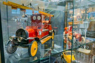 Merdivenli ve klasik detay veren klasik kırmızı oyuncak itfaiye araçlarını göster. Antika oyuncaklar, nostaljik hatıralar, çocukluk yadigarları, antika oyuncak pazarı. Yüksek kalite fotoğraf