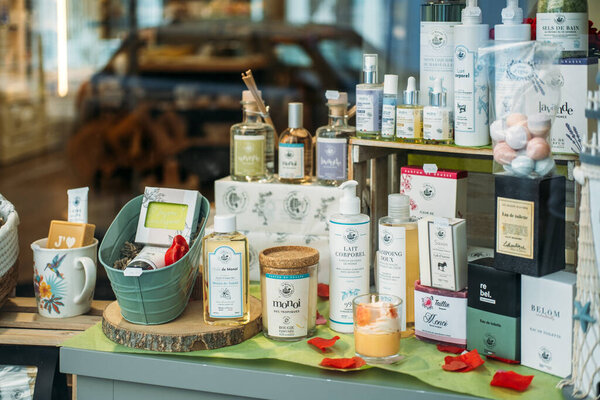 Косметические и оздоровительные продукты с натуральными ингредиентами выставлены в витрине бутик-магазина в Лионе Франция 19 августа 2025 года. Высокое качество фото