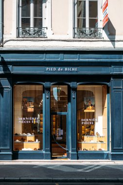  Pied de Biche ayakkabı mağazasının şık vitrininde 19 Ağustos 2025 'te, Lyon, Fransa' da geleneksel bir binanın pencerelerinde sergilenen şık bir yaz koleksiyonu var. Yüksek kalite fotoğraf