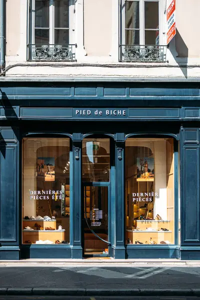  Pied de Biche ayakkabı mağazasının şık vitrininde 19 Ağustos 2025 'te, Lyon, Fransa' da geleneksel bir binanın pencerelerinde sergilenen şık bir yaz koleksiyonu var. Yüksek kalite fotoğraf