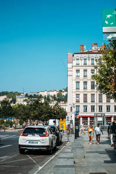19 Ağustos 2025 'te açık bir yaz gökyüzünün altında tarihi Haussmann tarzı yaya arabaları ve yamaç yerleşim alanı inşa edilen şehir merkezi sokak manzarası. Yüksek kalite