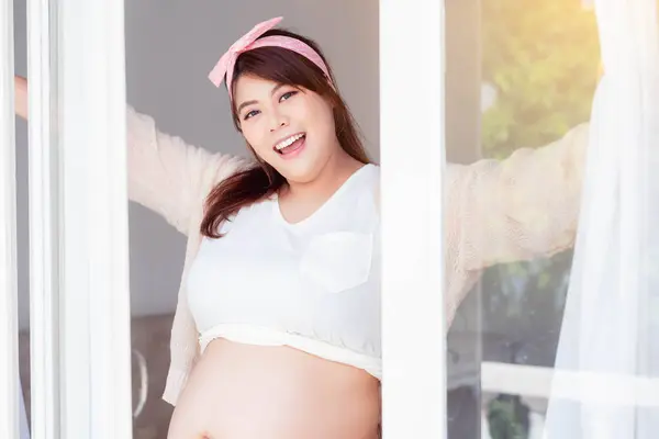 Asiática Mujer Embarazada Feliz Pie Cerca Ventana Cortina Abierta Mañana Fotos De Stock