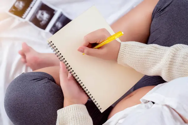 Zwangerschap Zuivel Zwangere Vrouw Schrijven Schema Notebook Voor Geheugen Moeder Rechtenvrije Stockfoto's
