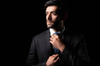 Lider başarılı, kendine güveni tam, iş adamı, siyah arka planda iş adamı, takım elbiseli, fotokopi odasına bakan, kendine güveni tam genç iş adamı, resmi takım elbiseli, yakışıklı, profesyonel.