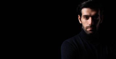 Sakallı, yakışıklı, havalı iş adamı portresi çekici, sakallı, kendine güveni tam bir adam kameraya bakıyor.