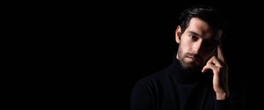 Yakışıklı, genç sakallı adamın portresini düşünmek çekici, sakallı, kendine güvenen, fotokopi çekmeyi planlayan, karanlık odada düşünen zeki bir adam. 