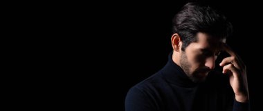 Düşünceli genç iş adamı portresi. Çekici, sakallı, kendine güvenen bir adam. Gözleri kapalı bir şeyler planlıyor.