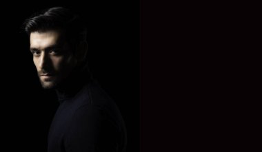 Başarı genç iş adamı portresi çekici sakallı adam kameraya bakar karanlık odada duran zeki adam kendine güvenen adam kameraya bakan havalı adam uzay modası konsepti