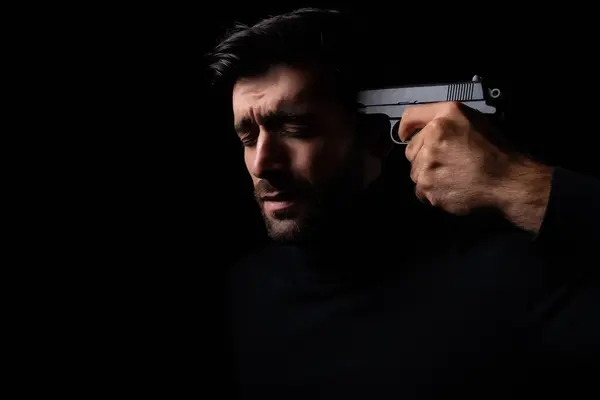 Hombre Deprimido Apuntándose Con Arma Cabeza Por Suicidio Ojos Cerrados Imagen De Stock