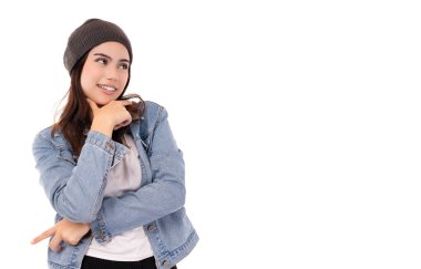 Şapka takan mutlu genç bir kadın. Havalı hippi kız öğrenci fotokopi odasına bakıyor. Beyaz arka planda mutlu bir şekilde gülümsüyor.