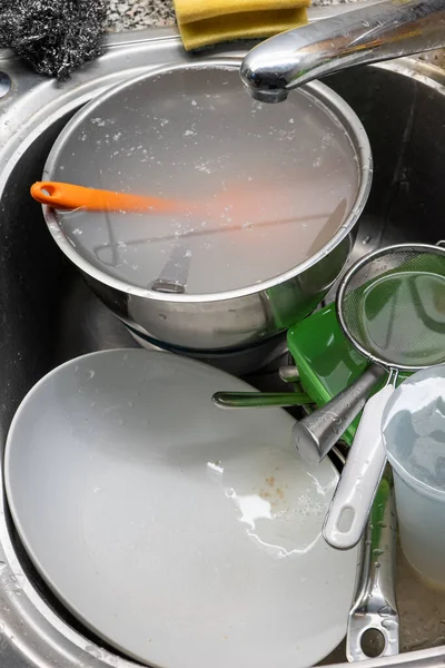 厨房水池里的一堆脏盘子和器皿 没有人 — 图库照片